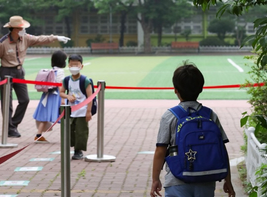등교하는 초등학생.<연합뉴스 자료사진>